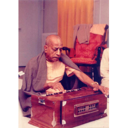Srila Prabhupada, playing harmonium (Foto)