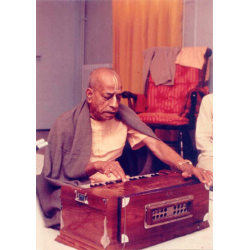 Srila Prabhupada, am Harmonium (Foto)