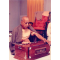 Srila Prabhupada, am Harmonium (Foto)