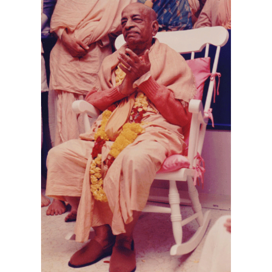 Srila Prabhupada, klatschend (Foto)