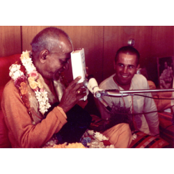 Srila Prabhupada mit Buch (Foto)