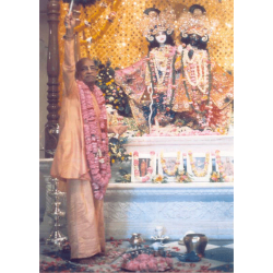 Srila Prabhupada worships Krishna-Balarama (Foto)